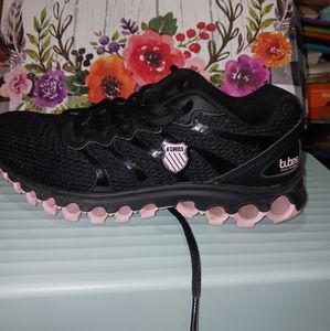 Lady size 7 K-Swiss tubes Comfort technology tennis shoes.